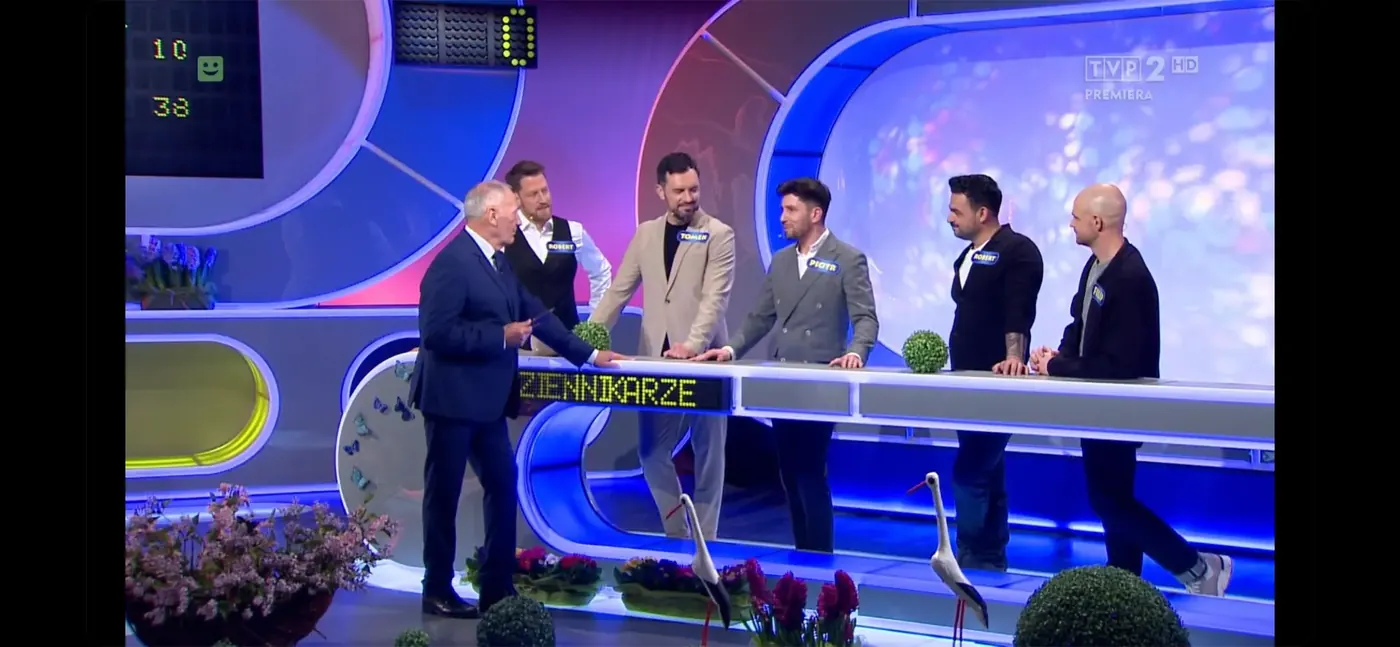 Piotr Wojdyło podczas świątecznego odcinka Familiady TVP w 2024 roku