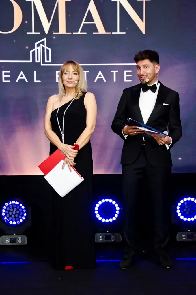 Piotr Wojdyło jako konferansjer prowadzący galę Top Woman in Real Estate