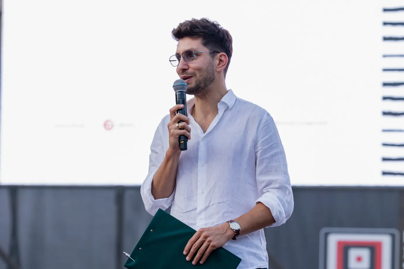 Piotr Wojdyło jako konferansjer podczas Kina Plenerowego Polskiego Instytutu Sztuki Filmowej