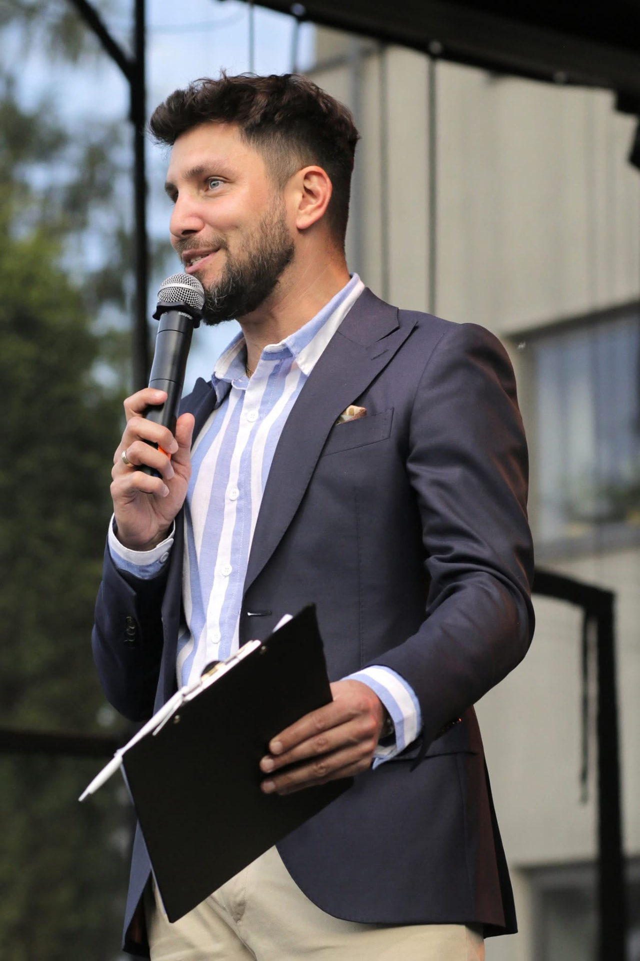 Piotr Wojdyło – konferansjer i moderator prowadzący wydarzenie biznesowe w Krakowie