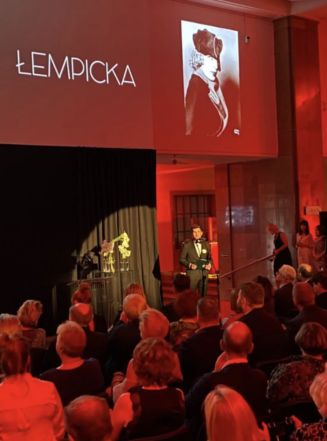 Piotr Wojdyło podczas wernisażu wystawy Tamary Łempickiej w Muzeum Narodowym w Krakowie