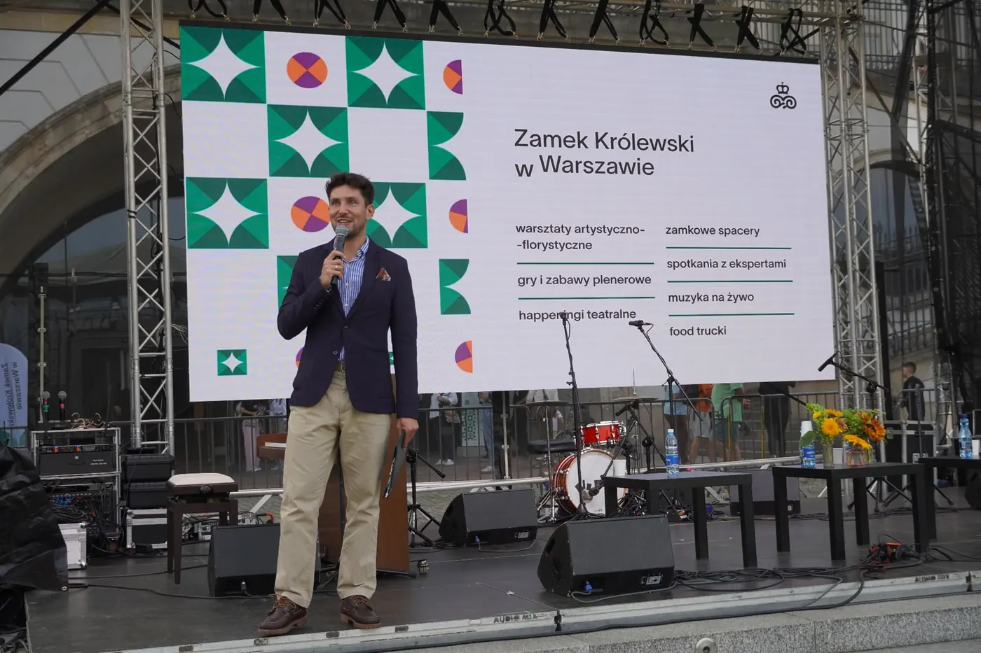 Piotr Wojdyło prowadzi Piknik na Dworze w Zamku Królewskim w Warszawie