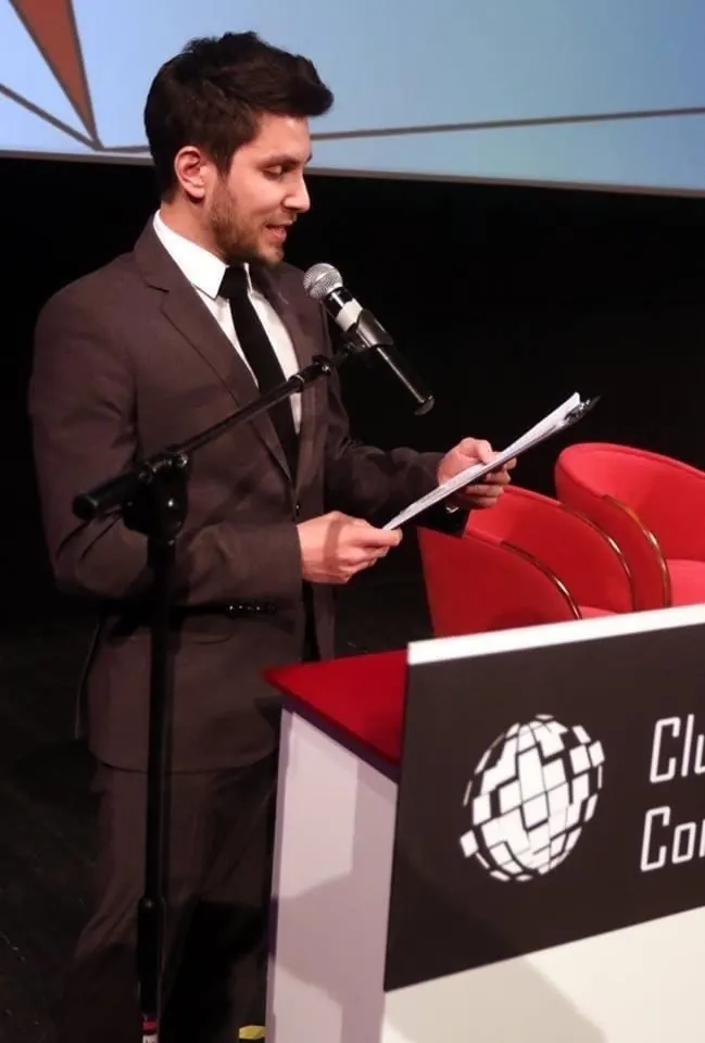 Piotr Wojdyło jako konferansjer i prezenter Cluster World Congress