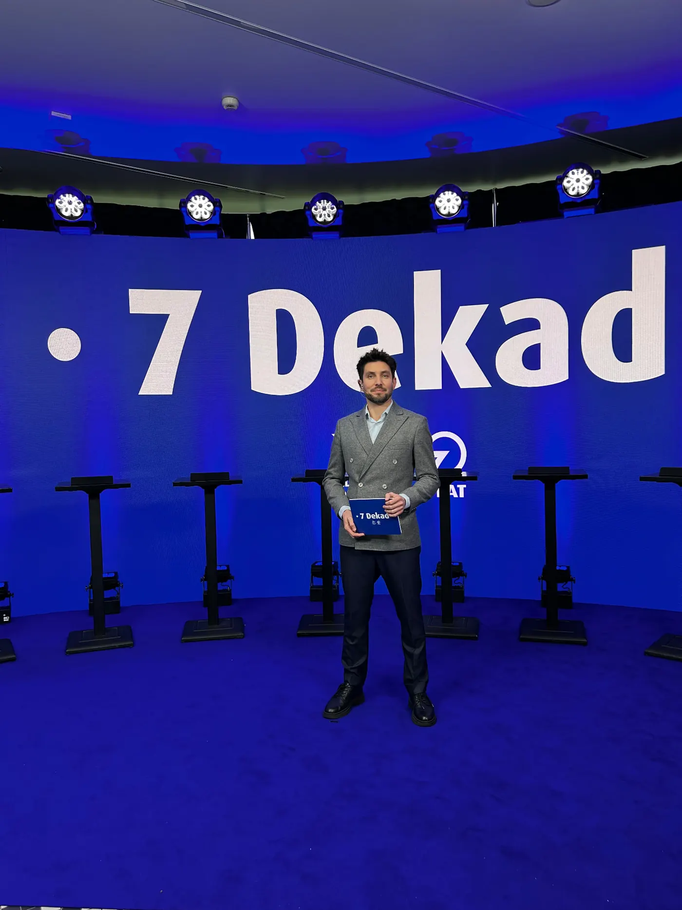 Piotr Wojdyło prowadzi teleturniej i wydarzenie 7 Dekad LOTTO