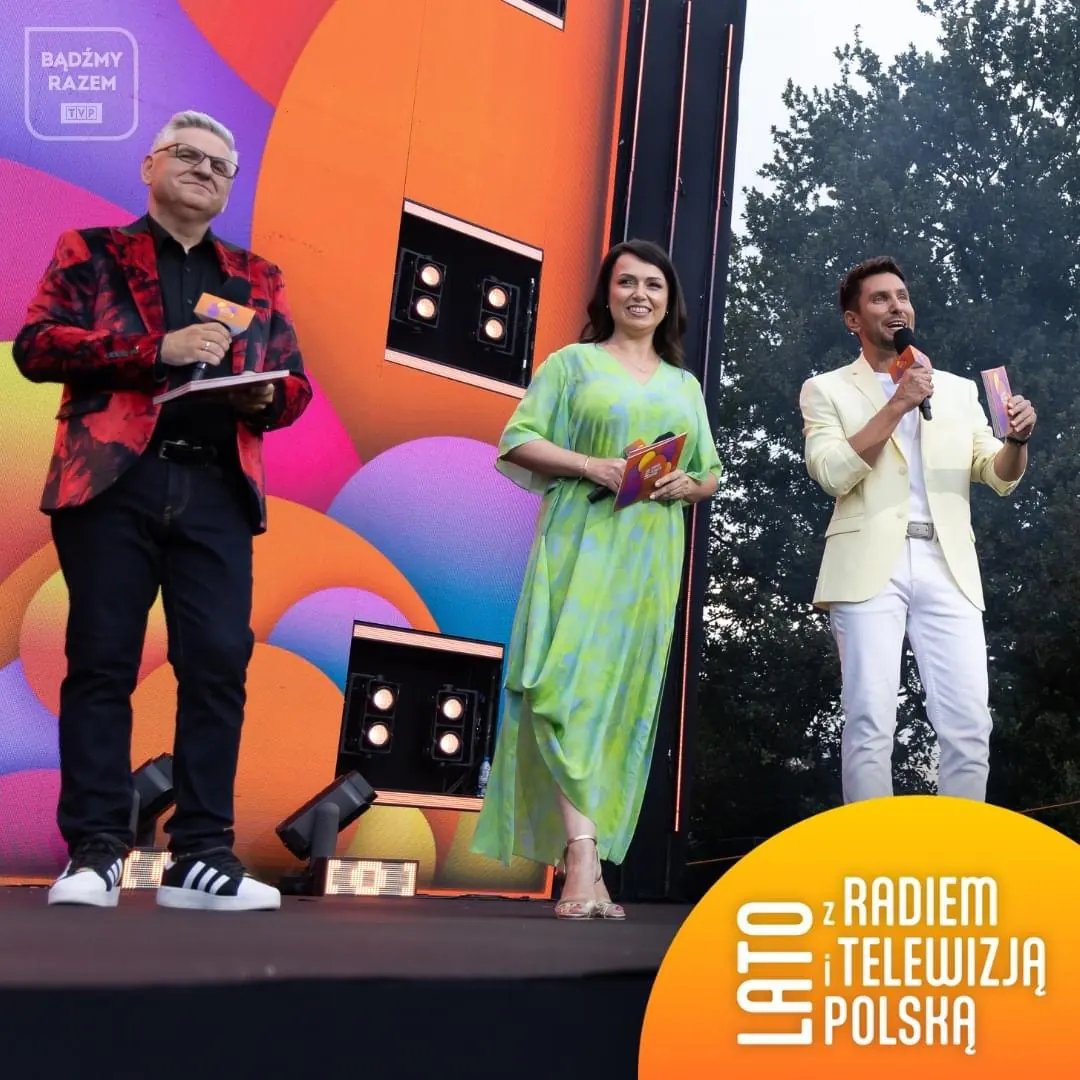 Piotr Wojdyło prowadzi koncert Lata z Radiem i Telewizją Polską transmitowany na żywo w TVP2