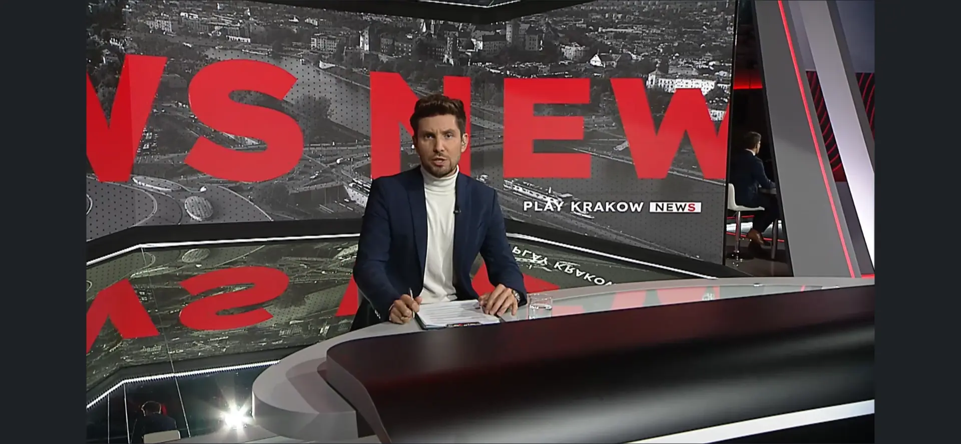 Piotr Wojdyło jako prezenter programu Play Kraków News