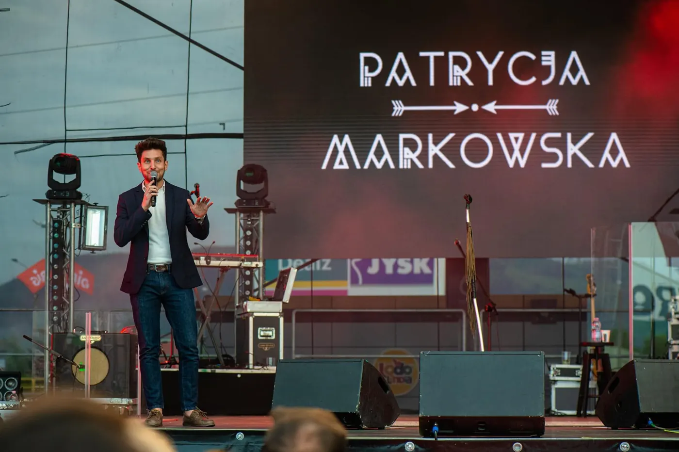 Piotr Wojdyło jako prowadzący zapowiada koncert Patrycji Markowskiej na scenie plenerowej